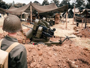 Aziz Michael L 'Eglise, Normandiya, Fransa - 6 Haziran 2023. İkinci Dünya Savaşı anısına. Askeri kamp anayasası. Makineli tüfekli kimliği belirsiz askerler..