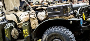 Aziz Michael L 'Eglise, Normandiya, Fransa - 6 Haziran 2023. İkinci Dünya Savaşı anısına. Askeri kampı yeniden yapılandırma. Normandiya savaşı için askeri jip arabası.