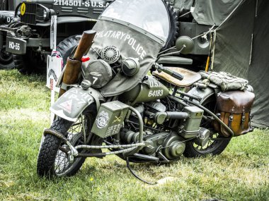 Aziz Michael L 'Eglise, Normandiya, Fransa - 6 Haziran 2023. İkinci Dünya Savaşı anısına. Askeri kampın yeniden yapılandırılması. Normandiya Savaşı 'nın kurtuluşu için kullanılan eski askeri motosiklet.