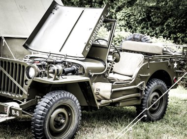 Aziz Michael L 'Eglise, Normandiya, Fransa - 6 Haziran 2023. İkinci Dünya Savaşı anısına. Askeri kampı yeniden yapılandırma. Normandiya savaşı için askeri jip arabası.