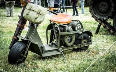 Aziz Michael L 'Eglise, Normandiya, Fransa - 6 Haziran 2023. İkinci Dünya Savaşı anısına. Askeri kampın yeniden yapılandırılması. Normandiya Savaşı 'nın kurtuluşu için kullanılan eski askeri motosiklet.