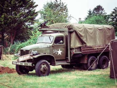 Aziz Michael L 'Eglise, Normandiya, Fransa - 6 Haziran 2023. İkinci Dünya Savaşı anısına. Normandiya Savaşı 'nın kurtuluşu için askeri kamp yeniden yapılandırma kamyonu