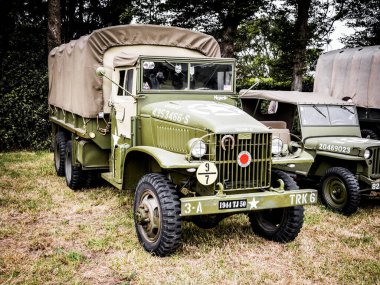 Aziz Michael L 'Eglise, Normandiya, Fransa - 6 Haziran 2023. İkinci Dünya Savaşı anısına. Normandiya Savaşı 'nın kurtuluşu için askeri kamp yeniden yapılandırma kamyonu