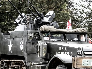 Aziz Michael L 'Eglise, Normandiya, Fransa - 6 Haziran 2023. İkinci Dünya Savaşı anısına. Normandiya Savaşı 'nın kurtuluşu için askeri kamp yeniden yapılandırma kamyonu