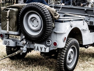 Aziz Michael L 'Eglise, Normandiya, Fransa - 6 Haziran 2023. İkinci Dünya Savaşı anısına. Askeri kampı yeniden yapılandırma. Normandiya savaşı için askeri jip arabası.