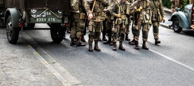 Aziz Michael L 'Eglise, Normandiya, Fransa - 6 Haziran 2023. İkinci Dünya Savaşı anısına. Askeri kamp yeniden yapılandırıldı. Tanımlanamayan silahlı askerler özgürlükten sonra yürüyorlar