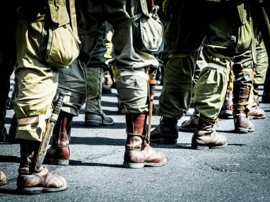 Aziz Michael L 'Eglise, Normandiya, Fransa - 6 Haziran 2023. İkinci Dünya Savaşı anısına. Askeri kamp yeniden yapılandırıldı. Tanımlanamayan silahlı askerler özgürlükten sonra yürüyorlar