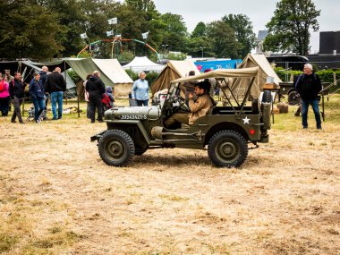 Aziz Michael L 'Eglise, Normandiya, Fransa - 6 Haziran 2023. İkinci Dünya Savaşı anısına. Askeri kamp anayasası. Kimliği belirsiz askerler. Çadırların yanındaki insanlar, askeri Amerikan savaş araçları..