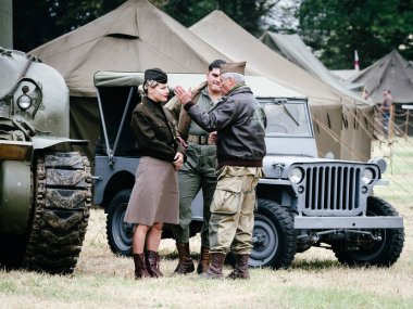 Aziz Michael L 'Eglise, Normandiya, Fransa - 6 Haziran 2023. İkinci Dünya Savaşı anısına. Askeri kamp anayasası. Kimliği belirsiz askerler. Çadırların yanındaki insanlar, askeri Amerikan savaş araçları..