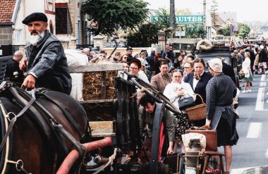 Aziz Michael L 'Eglise, Normandiya, Fransa - 6 Haziran 2023. İkinci Dünya Savaşı anısına. Tanımlanamayan vintage giyimli kırsal aileler savaş nedeniyle göç ediyor. Doğum günü özgürlüğünün yeniden düzenlenmesi.