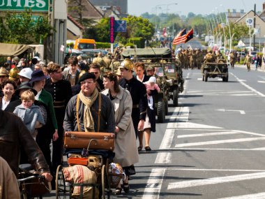 Aziz Michael L 'Eglise, Normandiya, Fransa - 6 Haziran 2023. İkinci Dünya Savaşı anısına. Tanımlanamayan vintage giyimli kırsal aileler savaş nedeniyle göç ediyor. Doğum günü özgürlüğünün yeniden düzenlenmesi.
