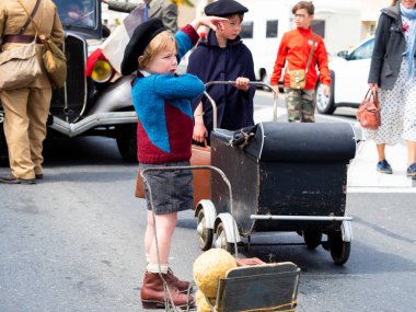 Aziz Michael L 'Eglise, Normandiya, Fransa - 6 Haziran 2023. İkinci Dünya Savaşı anısına. Tanımlanamayan vintage giyimli kırsal aileler savaş nedeniyle göç ediyor. Doğum günü özgürlüğünün yeniden düzenlenmesi.