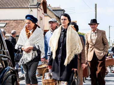Aziz Michael L 'Eglise, Normandiya, Fransa - 6 Haziran 2023. İkinci Dünya Savaşı anısına. Tanımlanamayan vintage giyimli kırsal aileler savaş nedeniyle göç ediyor. Doğum günü özgürlüğünün yeniden düzenlenmesi.