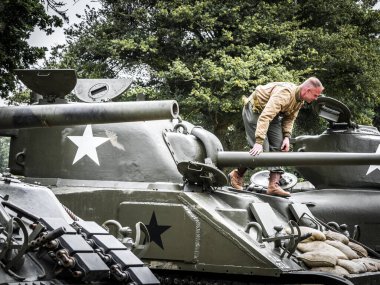 Aziz Michael L 'Eglise, Normandiya, Fransa - 6 Haziran 2023. İkinci Dünya Savaşı anısına. Normandiya Savaşı 'nın kurtuluşu için askeri kampın yeniden yapılandırılması