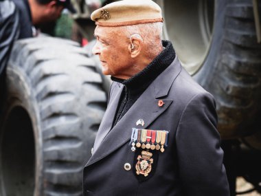 Aziz Michael L 'Eglise, Normandiya, Fransa - 6 Haziran 2023. İkinci Dünya Savaşı anısına. Tanımlanamayan savaş gazisi Piron tugayı, üniformalı Belçika ordusu