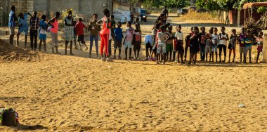 Bour, Senegal - CIRCA Mart 2021. Kimliği belirlenemeyen yoksul Afrikalı çocuklar ve dışarıda oynayan gençler.