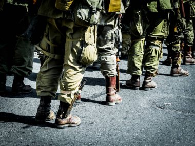 Aziz Michael L 'Eglise, Normandiya, Fransa - 6 Haziran 2023. İkinci Dünya Savaşı anısına. Askeri kamp yeniden yapılandırıldı. Tanımlanamayan silahlı askerler özgürlükten sonra yürüyorlar