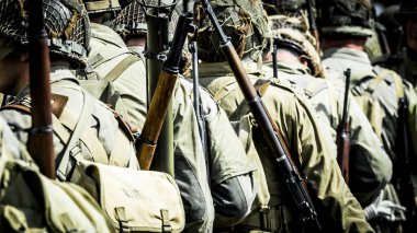 Aziz Michael L 'Eglise, Normandiya, Fransa - 6 Haziran 2023. İkinci Dünya Savaşı anısına. Askeri kamp yeniden yapılandırıldı. Tanımlanamayan silahlı askerler özgürlükten sonra yürüyorlar