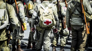 Aziz Michael L 'Eglise, Normandiya, Fransa - 6 Haziran 2023. İkinci Dünya Savaşı anısına. Askeri kamp yeniden yapılandırıldı. Tanımlanamayan silahlı askerler özgürlükten sonra yürüyorlar