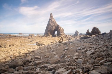 İspanya 'nın Asturias kentindeki taş plajlarında kaya oluşumları. Yüksek kalite fotoğraf