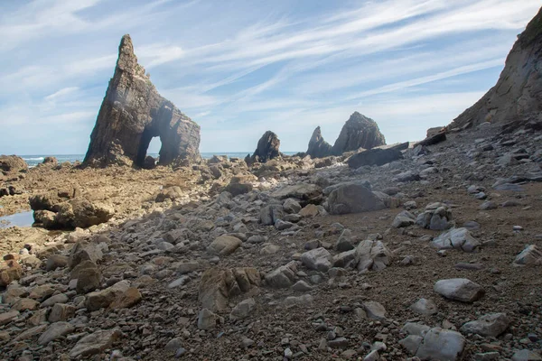 İspanya 'nın Asturias kentindeki taş plajlarında kaya oluşumları. Yüksek kalite fotoğraf