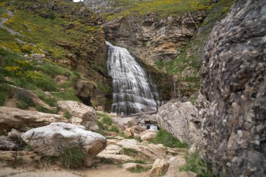 İspanyol Pirenesi 'ndeki Ordesa Ulusal Parkı' nda inanılmaz bir şelale. Yüksek kalite fotoğraf
