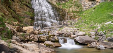 İspanyol Pirenesi 'ndeki Ordesa Ulusal Parkı' nda inanılmaz bir şelale. Yüksek kalite fotoğraf