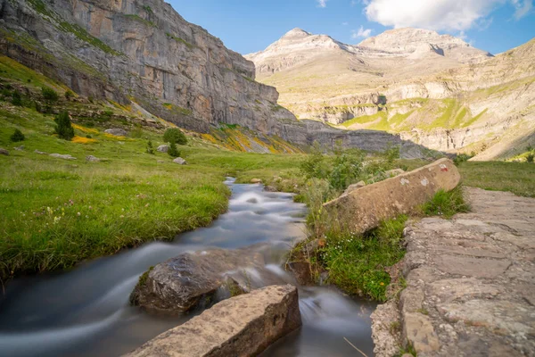 スペインのピレネー山脈のオルデサの谷にある山の小川 高品質の写真 — ストック写真