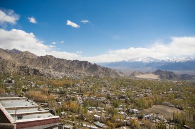 Hint Himalayaları 'ndaki Ladakh saltanatının başkenti Leh şehrinin panoramik manzarası. Yüksek kalite fotoğraf