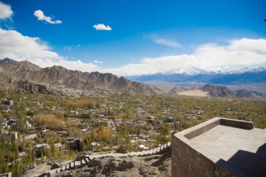 Hint Himalayaları 'ndaki Ladakh saltanatının başkenti Leh şehrinin panoramik manzarası. Yüksek kalite fotoğraf