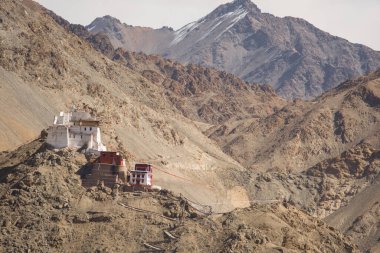 Hint Himalayaları 'ndaki Ladakh' ta bir tepenin üstündeki Tsemo kalesinin kurak manzarası. Yüksek kalite fotoğraf