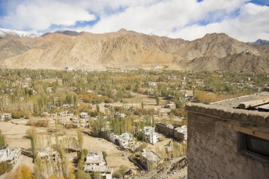 Hint Himalayaları 'ndaki Ladakh saltanatının başkenti Leh şehrinin panoramik manzarası. Yüksek kalite fotoğraf