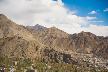 Hint Himalayaları 'ndaki Ladakh saltanatının başkenti Leh şehrinin panoramik manzarası. Yüksek kalite fotoğraf