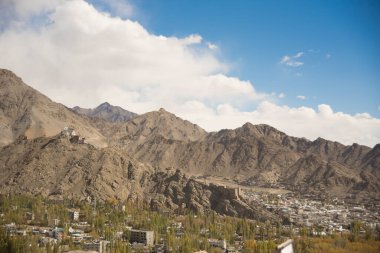 Hint Himalayaları 'ndaki Ladakh saltanatının başkenti Leh şehrinin panoramik manzarası. Yüksek kalite fotoğraf