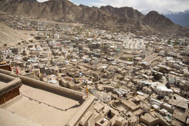 Hint Himalayaları 'ndaki Ladakh saltanatının başkenti Leh şehrinin panoramik manzarası. Yüksek kalite fotoğraf