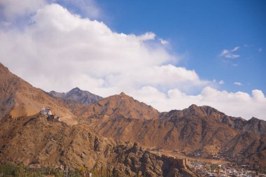 Hint Himalayaları 'ndaki Ladakh' ta bir tepenin üstündeki Tsemo kalesinin kurak manzarası. Yüksek kalite fotoğraf