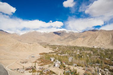 Hint Himalayaları 'ndaki Ladakh saltanatının başkenti Leh şehrinin panoramik manzarası. Yüksek kalite fotoğraf