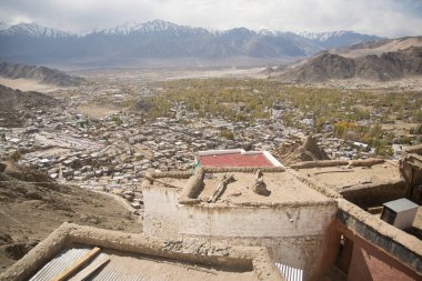 Hint Himalayaları 'ndaki Ladakh saltanatının başkenti Leh şehrinin panoramik manzarası. Yüksek kalite fotoğraf