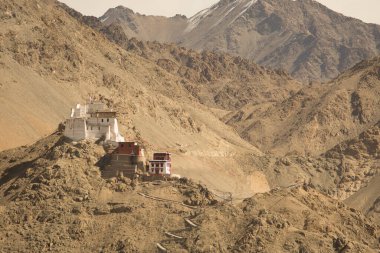 Hint Himalayaları 'ndaki Ladakh' ta bir tepenin üstündeki Tsemo kalesinin kurak manzarası. Yüksek kalite fotoğraf