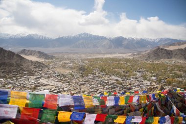 Hint Himalayaları 'ndaki Ladakh saltanatının başkenti Leh şehrinin panoramik manzarası. Yüksek kalite fotoğraf