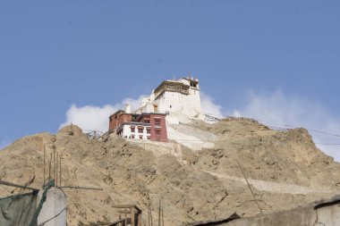 Hint Himalayaları 'ndaki Ladakh' ta bir tepenin üstündeki Tsemo kalesinin kurak manzarası. Yüksek kalite fotoğraf