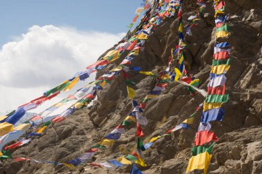 Himalaya dağlarında rüzgarda sallanan tibet bayrakları. Yüksek kalite fotoğraf