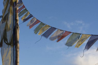 Himalaya dağlarında rüzgarda sallanan tibet bayrakları. Yüksek kalite fotoğraf
