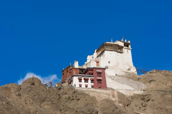 Hint Himalayaları 'ndaki Ladakh' ta bir tepenin üstündeki Tsemo kalesinin kurak manzarası. Yüksek kalite fotoğraf
