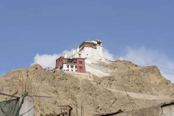 Paisaje Árido Vista Del Castillo Tsemo Cima Una Colina Ladakh — Foto de Stock