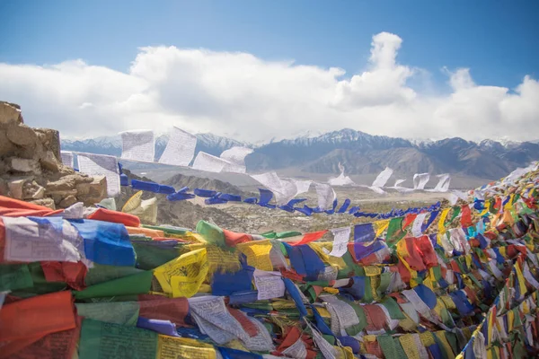 Himalaya dağlarında rüzgarda sallanan tibet bayrakları. Yüksek kalite fotoğraf
