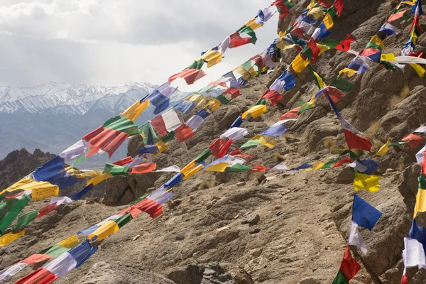 Banderas Tibetanas Ondeando Viento Las Montañas Del Himalaya Foto Alta —  Fotos de Stock
