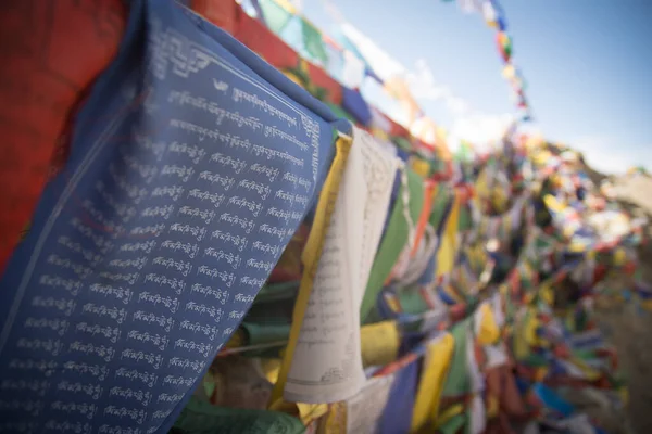 Bandiere Tibetane Che Sventolano Vento Sulle Montagne Himalayane Foto Alta — Foto Stock