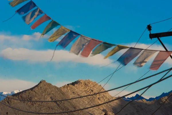 Drapeaux Tibétains Agitant Vent Dans Les Montagnes Himalayennes Photo Haute — Photo