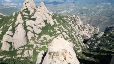 Montserrat dağları ve manastırının hava görüntüleri.